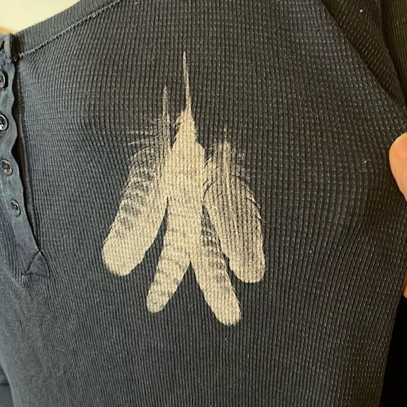 Cool American Eagle navy henley/ feather graphic waffle material  top Sz S - Picture 2 of 10